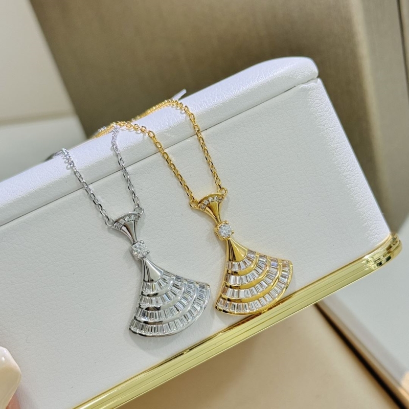 Ba*len*cia*ga necklaces